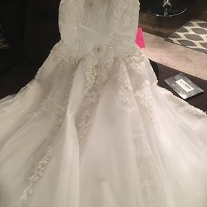 Beautiful strapless wedding dress. Just like new!